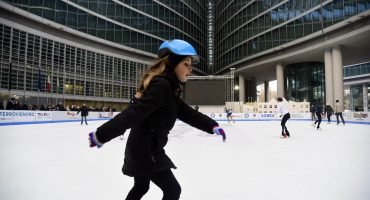 Fino al 20 gennaio a Milano la pista di ghiaccio in piazza Città di Lombardia